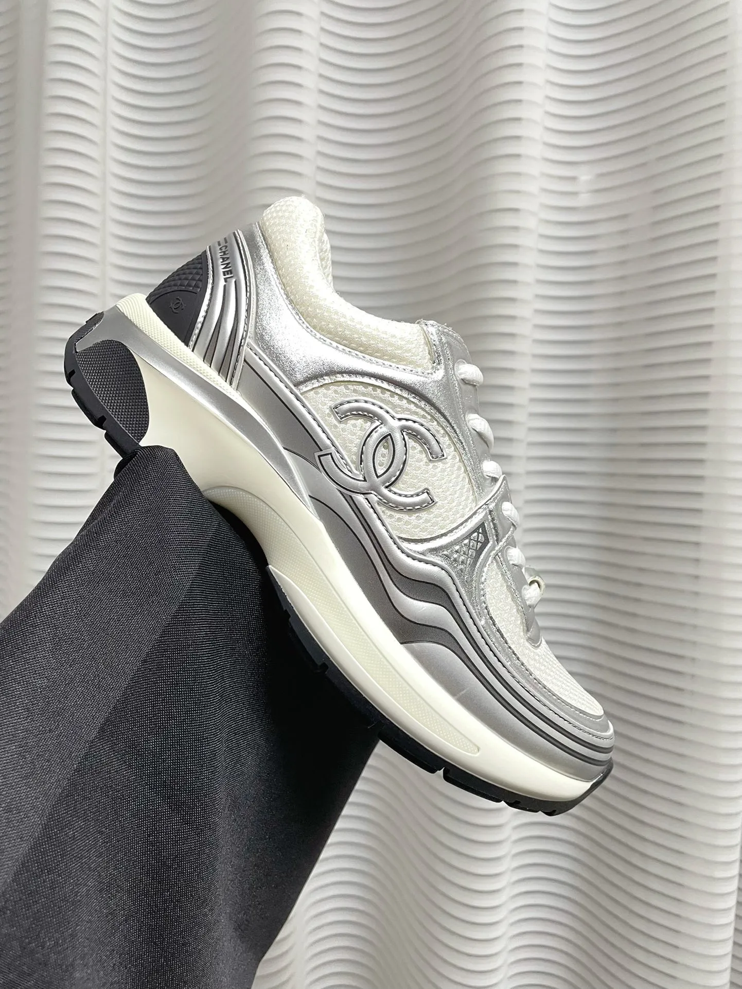 👟👟Ex-factory price 640👟👟 (Full set of packaging details, outsole perfectly combined, different from outside currency) Silver Horn King Xiaoxiang Chanel Chanel 2023 Early Spring Vacation Series The latest casual sports shoes are incomparably beautiful and easy to wear. Very light, the inside is also super soft, super comfortable, the upper is breathable design, the color is high-end and durable, versatile Upper: cowhide and cloth stitching Lining: breathable mesh, original foam combination outsole, size: 35-40